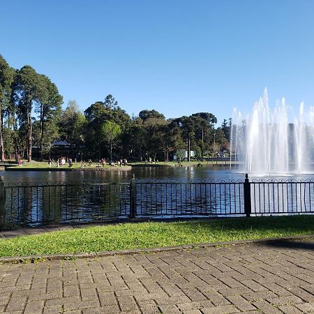 Lugar encantador com pátio, próximo ao pórtico de Gramado Exterior foto