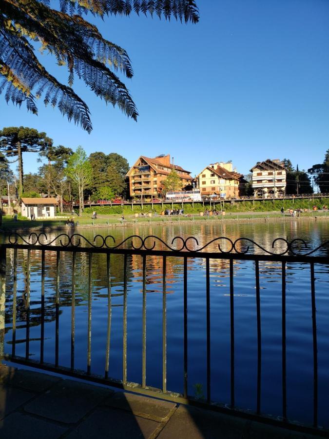Lugar encantador com pátio, próximo ao pórtico de Gramado Exterior foto